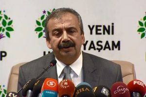 Sırrı S&uuml;reyya &Ouml;nder: Demokrasi ile silah...