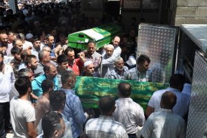 Bursa'da trafik kazasında hayatını kaybeden 2 gen&ccedil; toprağa verildi