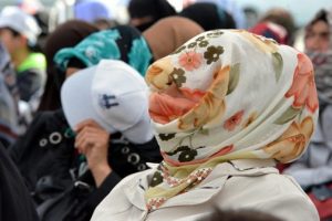 Erzurum'da bisiklet dağıtılırken anneler utandı, &ccedil;ocukları sevindi