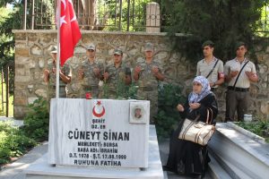 Bursa'da buruk bayramlaşma...'Bize bayram değil! Kim gelecek '&ccedil;ay koy' diye...'