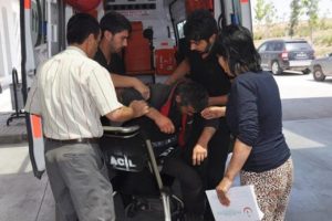 Yaralı kızını motosikletle ambulansa yetiştirmeye &ccedil;alıştı ama kurtaramadı