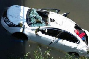Otomobil Karasu Nehri'ne u&ccedil;tu: 6 &ouml;l&uuml;