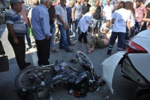 Bursa'da korkun&ccedil; kaza! Motosiklet &ouml;nce yayaya ardından otomobile &ccedil;arptı!