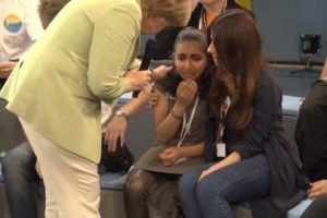 Merkel, Filistinli m&uuml;lteci kızı ağlattı