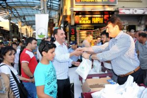 Bursa Osmangazi'de Başkan D&uuml;ndar iftariyelik dağıttı