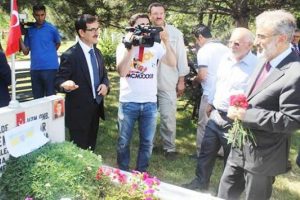 Bakanı duygulandıran mezardaki not