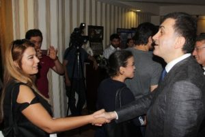 K&uuml;lt&uuml;r Bakanı partililerle bayramlaştı