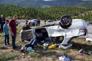 TIR ile otomobil &ccedil;arpıştı: 1 &ouml;l&uuml;, 7 yaralı