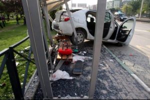 Bursa'da 2 &ccedil;ocuk bu durakta &ouml;ld&uuml;! Ehliyet karşılığı tahliye...
