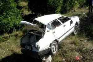 Otomobil virajda u&ccedil;uruma yuvarlandı: 1 &ouml;l&uuml;, 2 yaralı