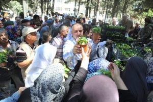 Bursa Orhangazi'de kabir ziyaretinde &ccedil;i&ccedil;ek dağıtıldı