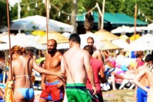 Bodrum'da beach club'lar boşaldı, halk plajları doldu!