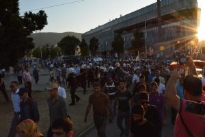 Bursa'da gergin dakikalar! HDP'liler ile Polisler karşı karşıya geldi