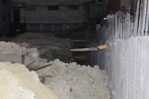 K&uuml;&ccedil;&uuml;k&ccedil;ekmece'de toprak kayması paniği!
