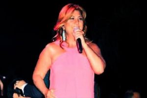 Fosforlu Sibel &ouml;zel jetle konsere gitti....