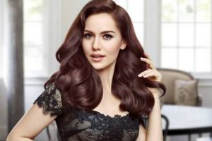 Fahriye Evcen'in y&uuml;z&uuml;ne ne oldu?