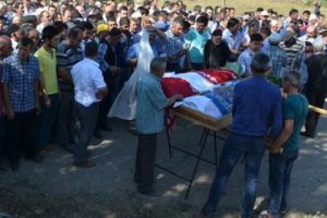 İmam cenazede cemaati &ccedil;ıldırttı! 'Zaten senede bir defa geliyorsunuz'
