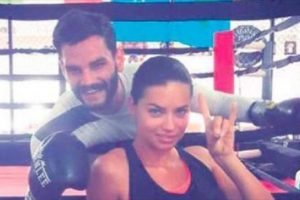 Adriana Lima'nın bozkurt işareti ...