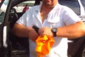 Aracını durduran polise silah &ccedil;ekti