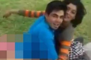 &Ccedil;ocuk parkında seks yaparken yakalandılar