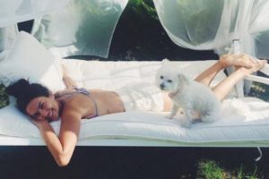 Berg&uuml;zar Korel'in deniz sonrası pozu...