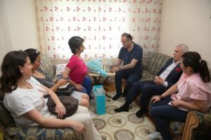 Bursa Nil&uuml;fer'de engellilerin evlerine kitap servisi başladı