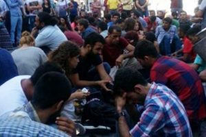 Galatasaray Lisesi &ouml;n&uuml;nde Suru&ccedil; i&ccedil;in oturma eylemi