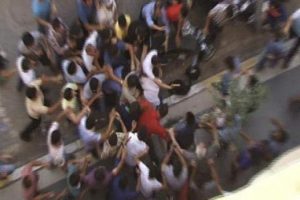 &Ccedil;antasından IŞİD flaması &ccedil;ıkan gence lin&ccedil; girişimi