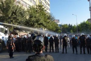 İzinsiz Suru&ccedil; y&uuml;r&uuml;y&uuml;ş&uuml;ne m&uuml;dahale: 10 g&ouml;zaltı