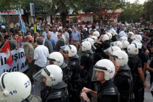 Bursa'da Suru&ccedil; protestoları sırasında bir polis memuru yaralandı