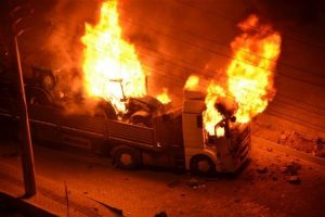Diyarbakır ve Şırnak'ta ara&ccedil;lar ateşe verildi