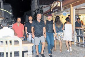 Erdal Acar ile sevgilsi &Ccedil;eşme'ye ka&ccedil;tı...