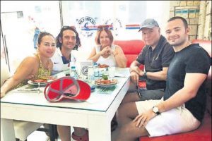 M&uuml;jde Ar yeğeniyle &Ccedil;eşme'de...