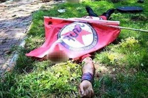 Bedeni bayrakla &ouml;rt&uuml;l&uuml; bordo-mavi yumruk...