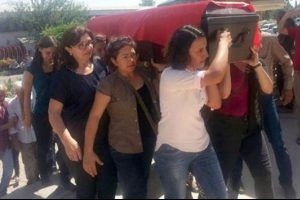 Saldırıdan yaralı kurtulan Sinem Kılı&ccedil; annesinin naaşını taşıdı
