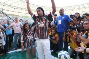 Ronaldinho'ya m&uuml;thiş imza t&ouml;reni