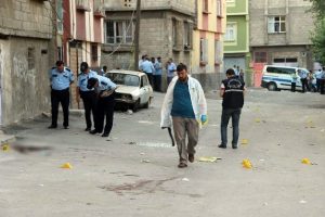 Kız ka&ccedil;ırma kavgasında silahlar konuştu: 10 yaralı