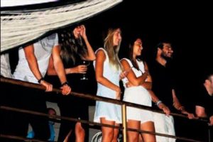 Aynalı Demet Bodrum'u oynattı!...
