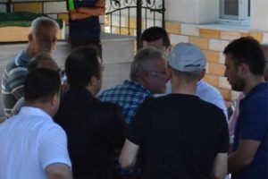 Cenazesinde gergin anlar