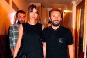 Boşanma dedikodularına inat el ele g&ouml;r&uuml;nt&uuml;lendiler...