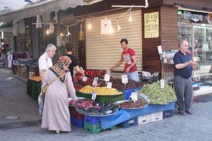 Bursa'da yol soranlardan bıkan esnaf &ccedil;areyi kampanya yapmakta buldu