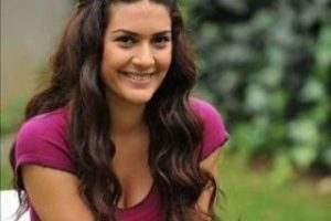 Berg&uuml;zar Korel Suriyeli &ccedil;ocuğun d&ouml;v&uuml;lmesine tepki g&ouml;sterdi