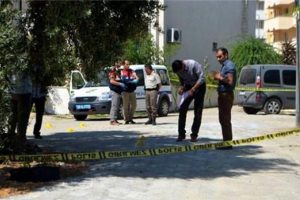 Polise bı&ccedil;akla saldıran bir kişi vurularak &ouml;ld&uuml;r&uuml;d&uuml;