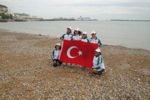 Manş Denizi'ni y&uuml;zerek ge&ccedil;en ilk T&uuml;rk takımı oldular