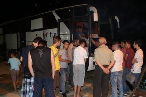 Ter&ouml;ristler &ouml;ğrencileri taşıyan otob&uuml;s&uuml;n yolunu kesti