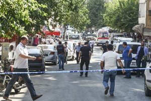 Diyarbakır'da polise saldırıyla ilgili 17 g&ouml;zaltı