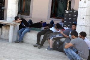 Sığınmacı kampına d&ouml;nen İzmir'de, cami avluları tıklım tıklım