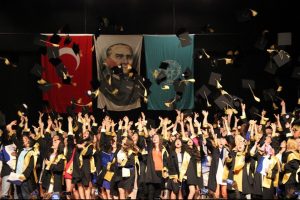Uludağ &Uuml;niversitesi'nde mezuniyet coşkusu