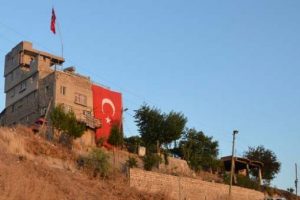 Bayraktepe K&ouml;y&uuml;'n&uuml; bayraklarla donattılar
