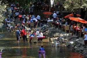 Sıcaklardan bunalan Bursalılar serinlemek i&ccedil;in &ccedil;areyi derede buldu